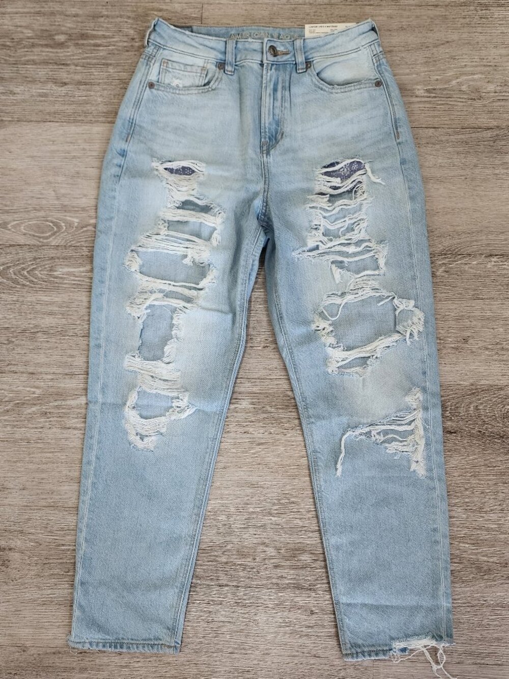 NWT American Eagle Mom Jeans Light Wash High Rise Distressed Women's 4